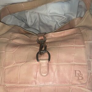 Dooney & Bourke loc sac in pink crocodile embossed leather!